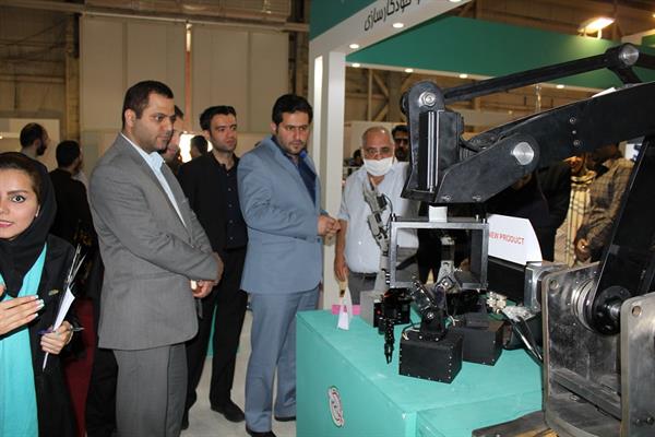دکتر وحدت در بازدید از نمایشگاه تجهیزات آزمایشگاهی ساخت ایران: حمایت صحا از توسعه و تجهیز آزمایشگاه های مرجع صنعت الکترونیک